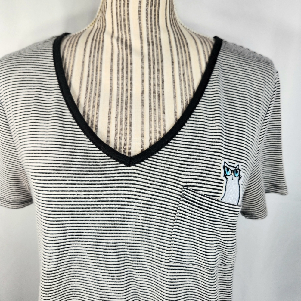 Hot Gal Black & White Striped Short Sleeve Tee w/Cat in Pocket Size Medium - Picture 3 of 8
